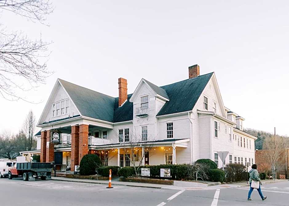 The NuWray Hotel & Carriage House