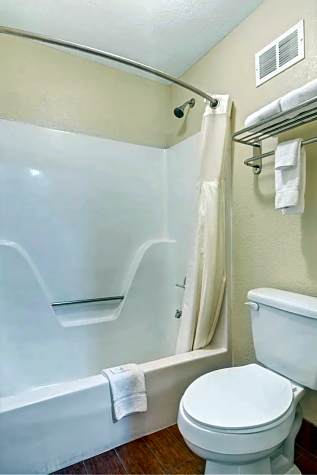 Travelodge by Wyndham Savannah Midtown