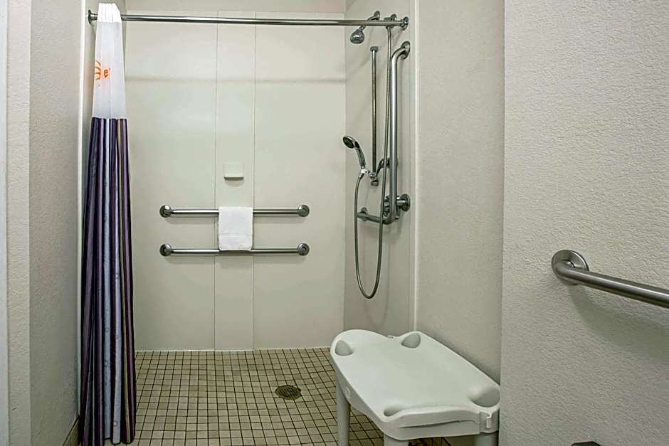 La Quinta Inn & Suites by Wyndham Dallas Arlington South