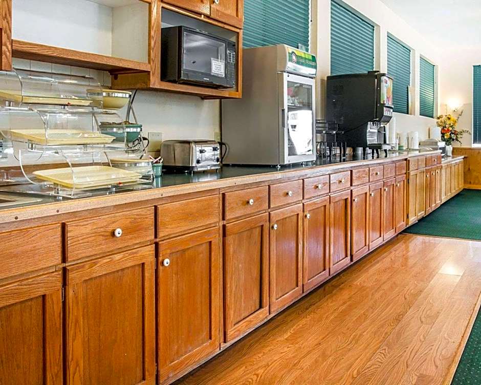 Quality Inn & Suites Mackinaw City Beachfront