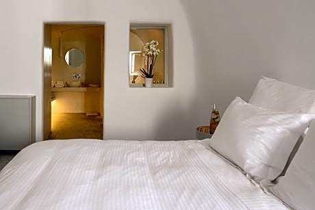 Premium Suite with private outdoor heated plunge pool and Caldera view