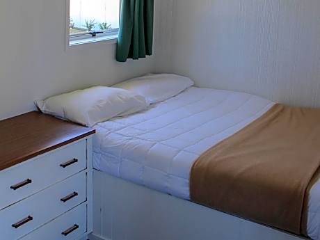 Large Studio Kitchen Cabin (Shared Bathroom)