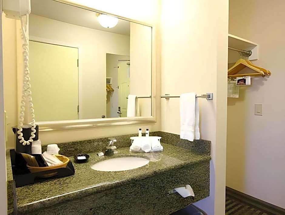 Best Western Plus Twin View Inn & Suites