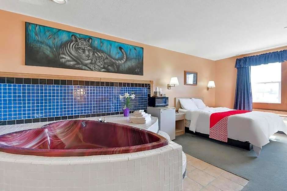 Casa Loma Inn & Suites by OYO Davenport IA near I-80