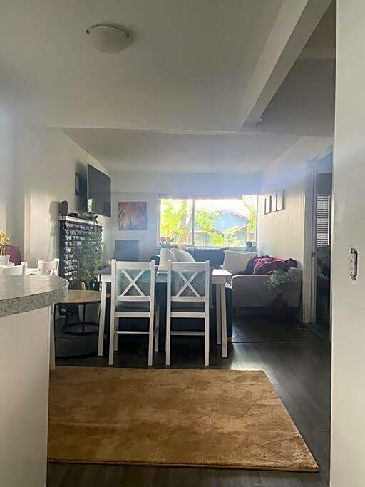 Quiet-comfy 4 bedroom house on a quiet tree lined street in Kitsilano