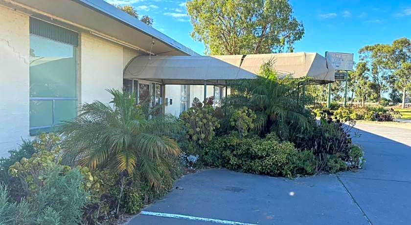 Lazy River Motor Inn