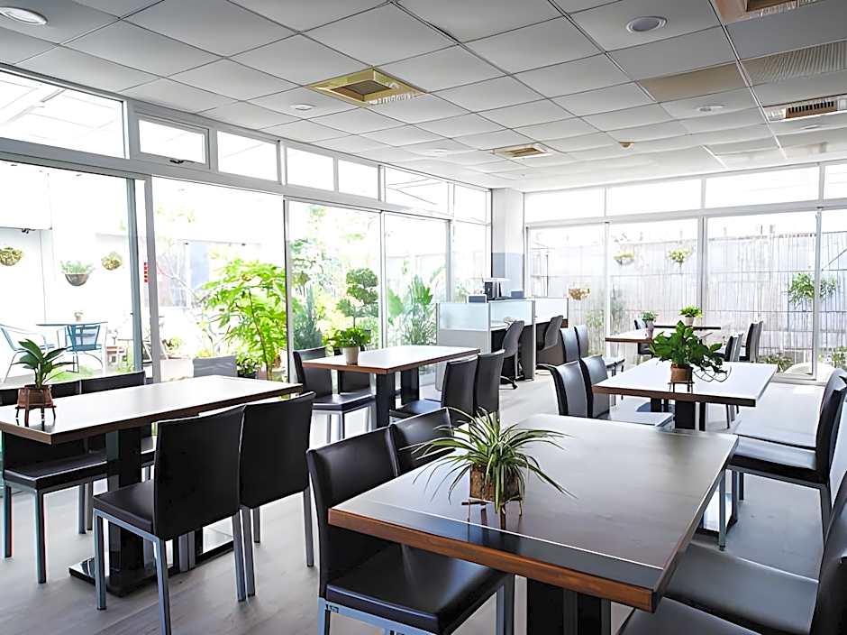 Cambridge Hotel Yung Kong