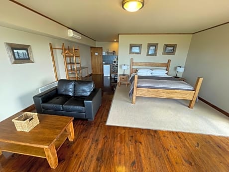 1 King Bed Suite, Ocean View
