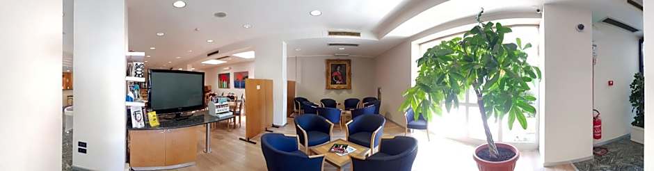 City Hotel & Suites