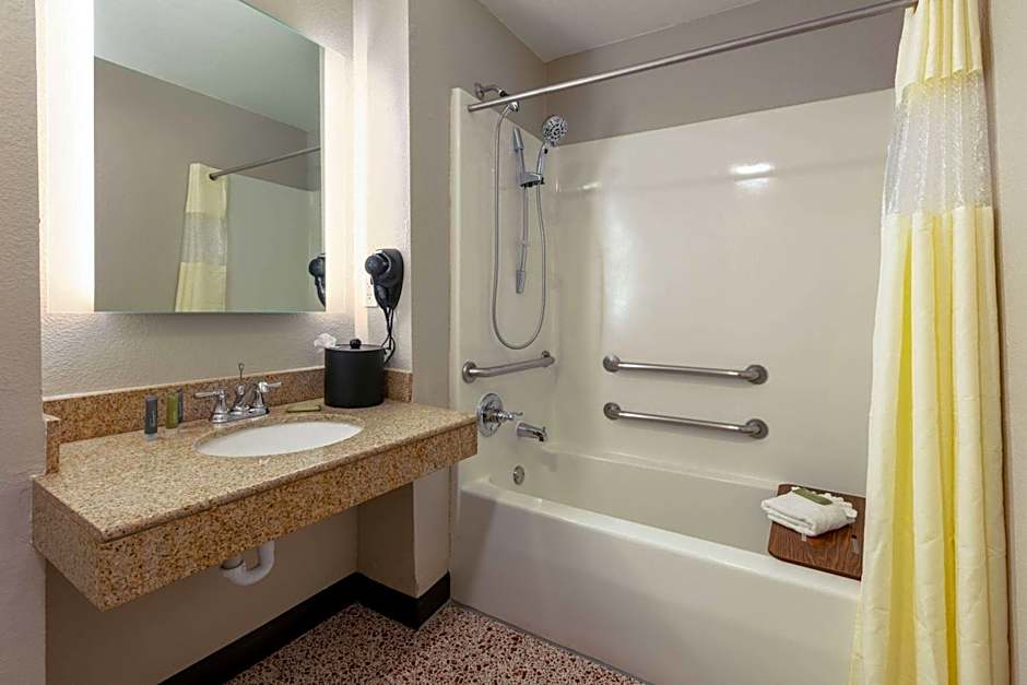 Wingate by Wyndham - DFW North