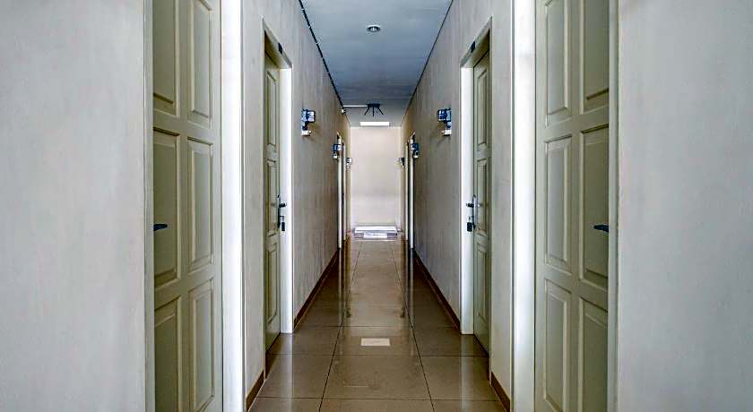 RedDoorz near Ciputra World 3