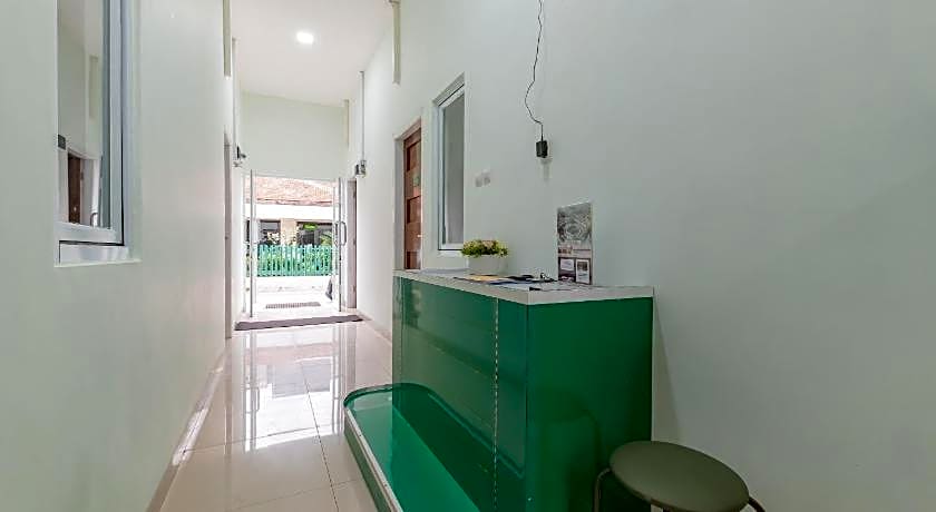 Urbanview Hotel Nakasya Burangrang