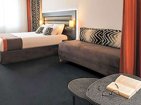 EXECUTIVE SUITE 1 KING-SIZE BED AND 1 SINGLE BE D