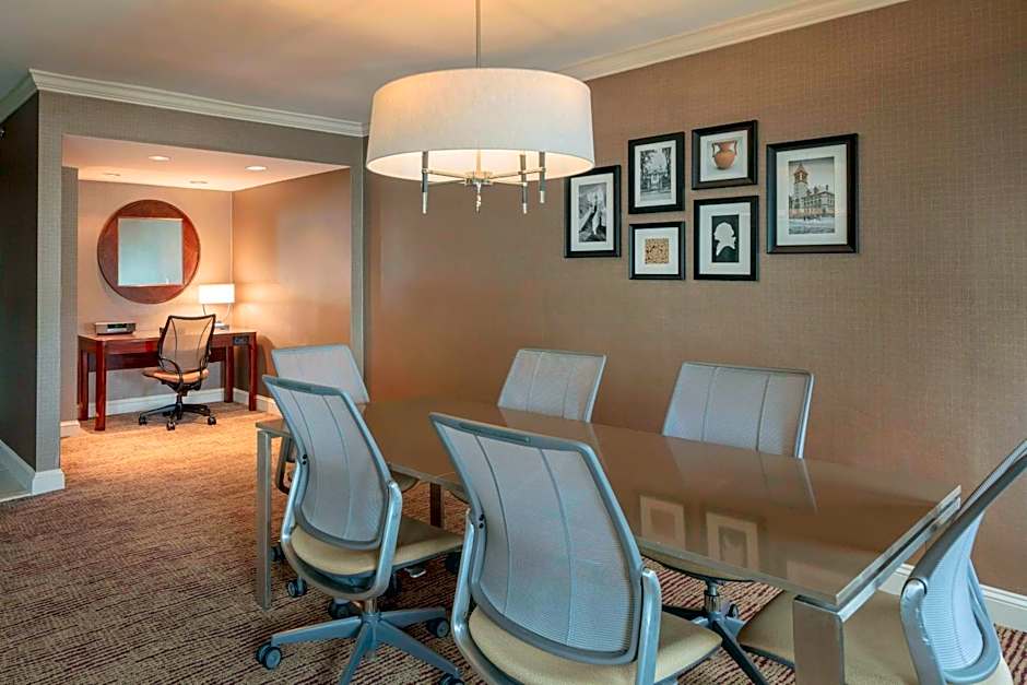 Sheraton Commander Hotel