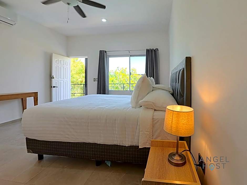 Commercial Zone Studios, Pool, BBQ and Beach 7 Blocks