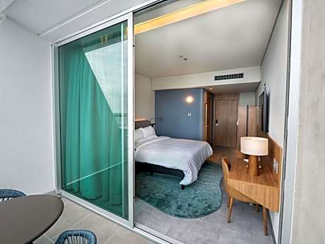 Superior Queen Apartment with Balcony and Sea View