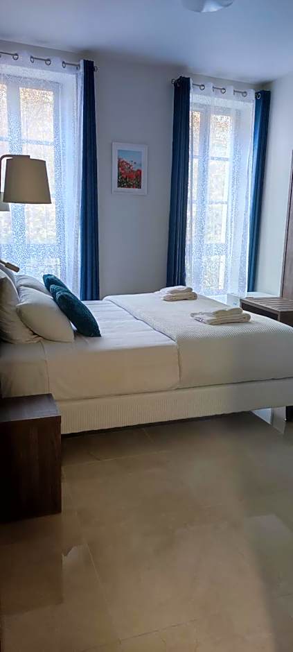 SQUARE HOTEL