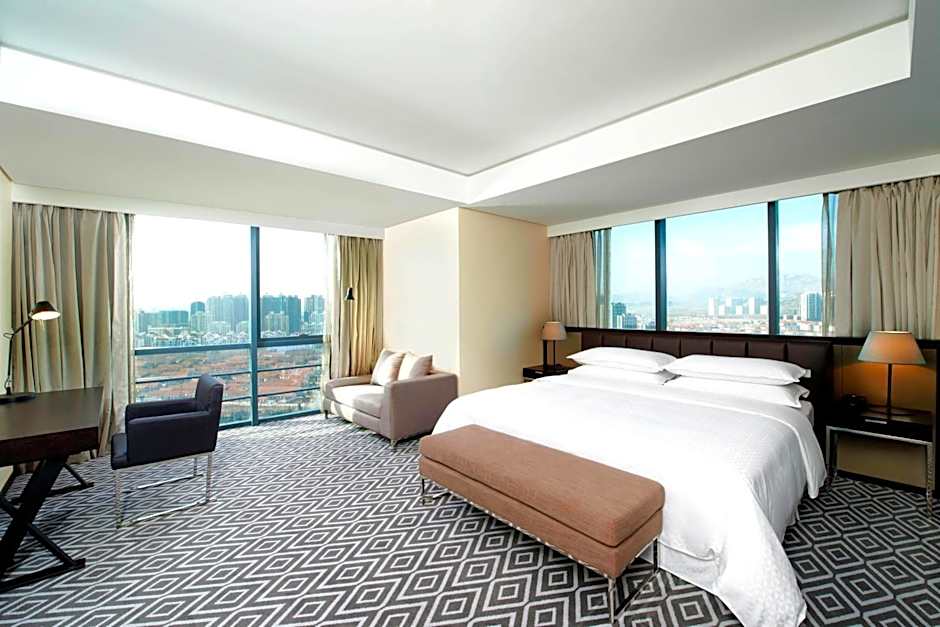 Photo 1 of 4 of Larger 1 Bedroom Suite, Executive Level