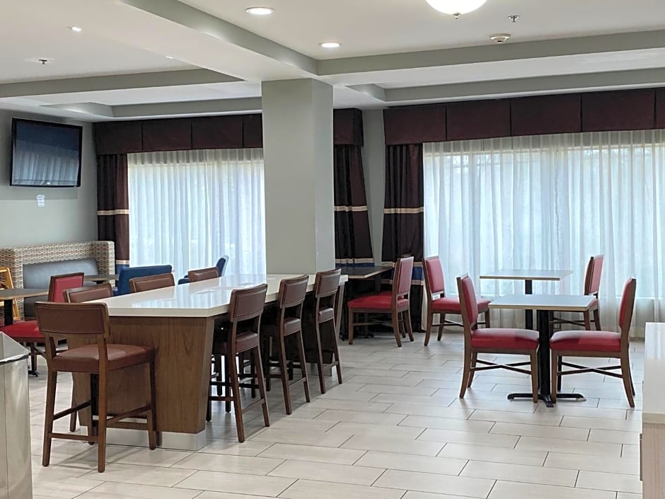Holiday Inn Express Hotel & Suites Hope Mills-Fayetteville Airport
