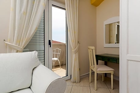 Comfort One-Bedroom Apartment with Sea View 