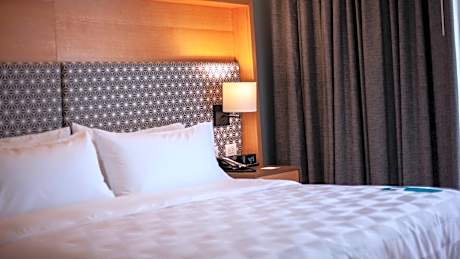 1 King Standard River View Club Floor
