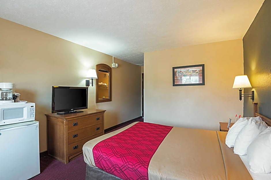 Econo Lodge Junction City I-70 Near Fort Riley