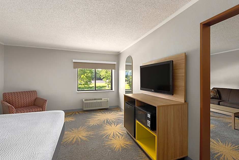 Days Inn and Suites by Wyndham Kansas City South