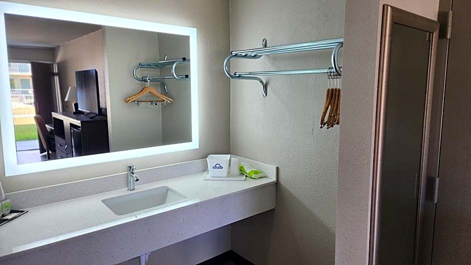 Days Inn by Wyndham Seguin TX