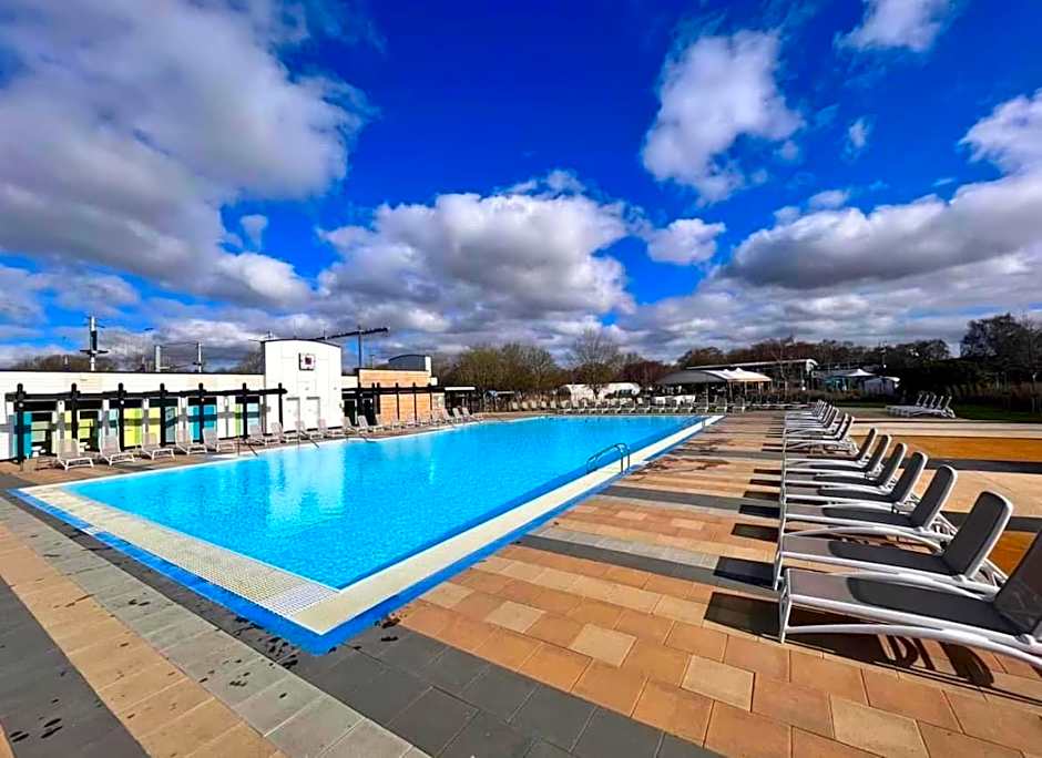 Hot Tub Breaks at 35 Merlin Point Tattershall