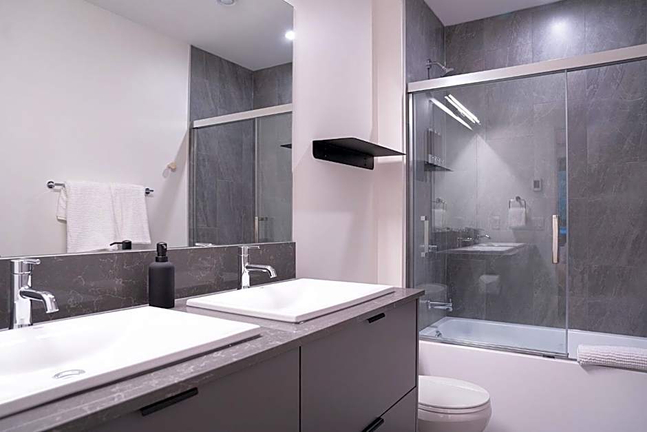 Snow & Swing Getaway - Three Bedrooms with Hot Tub (Stay Revy)