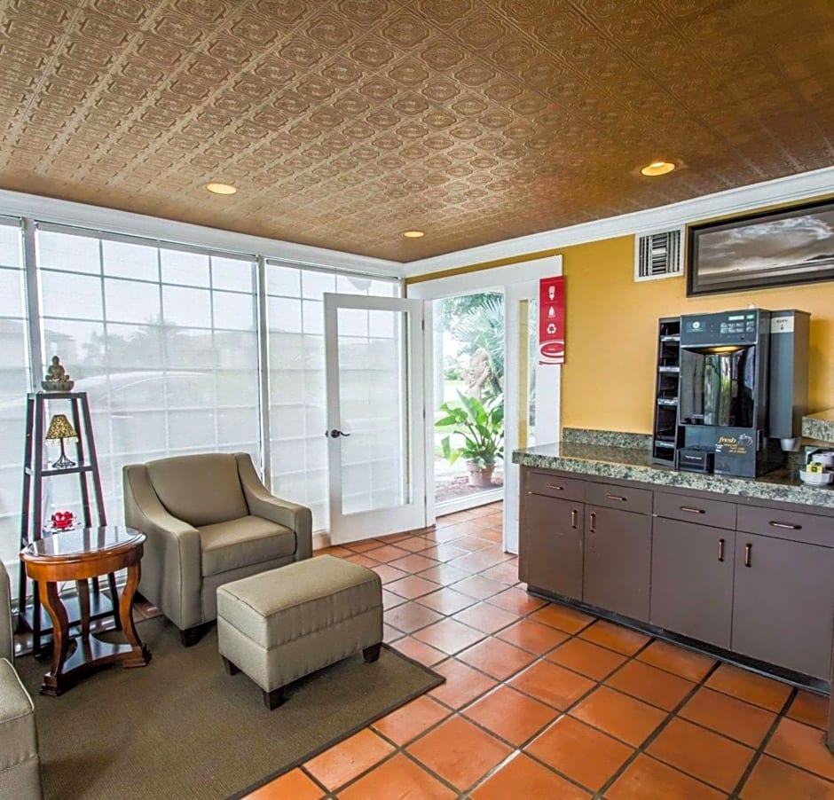 Econo Lodge Cocoa Beach - near the Port