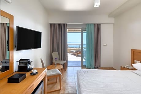 Deluxe Double Room with Hot Tub and Sea View