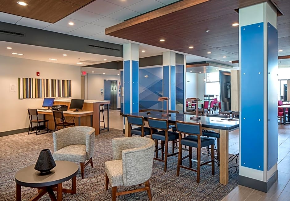Holiday Inn Express & Suites - West Omaha - Elkhorn, an IHG Hotel