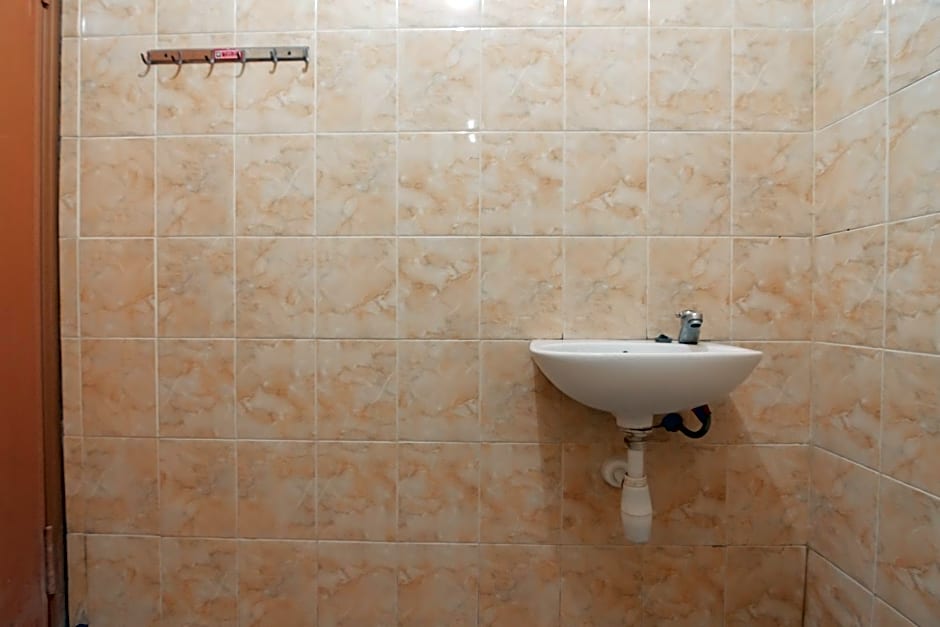 RedDoorz Syariah @ Afifah Guest House near Bikasoga Sport Center