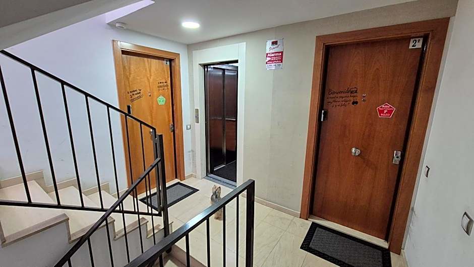 Attic,Terrace & BBQ, Airport 15 Min, Cruise-Port 30 min, Fácil enlace Metro Barcelona