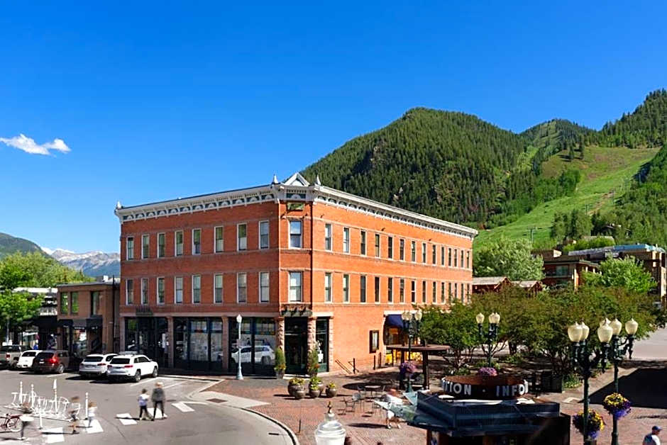 Independence Square 305, Remodeled, 3rd Floor Hotel Room in Aspen's Best Location