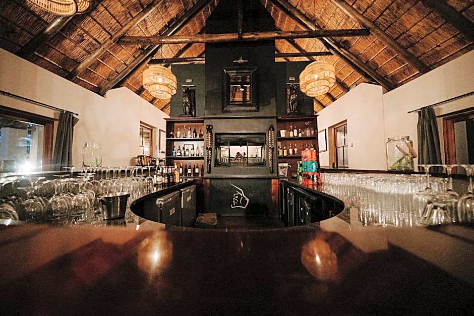Hlosi Game Lodge - Amakhala Game Reserve