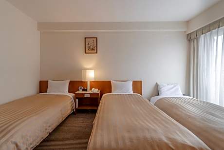 Twin Room with Extra Bed - Non-Smoking