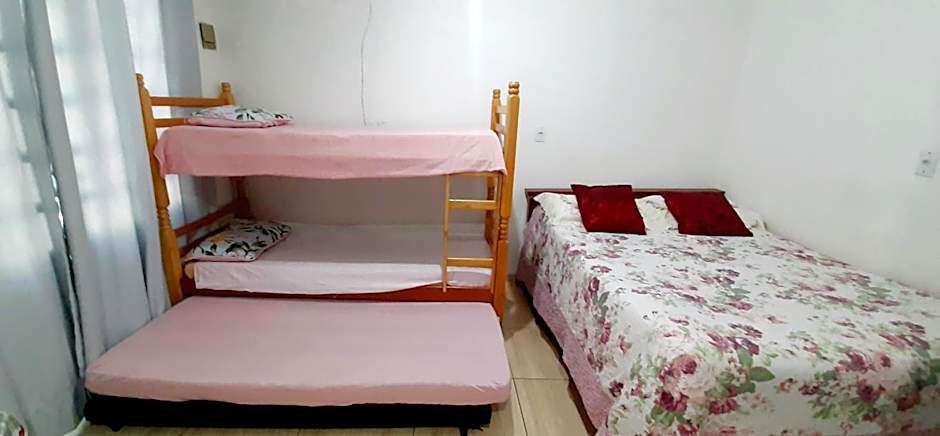 KITNET S2 em TORRES-RS - Na mais bela praia Gaúcha - Cozinha - Banheiro - Ar condicionado - TV smart 32' - Wi-Fi - Estacionamento - Anfitriã Superhost no BnB