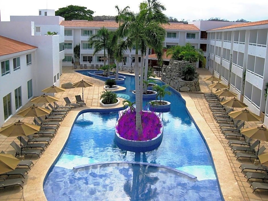 La Isla Huatulco Hotel & Beach Club