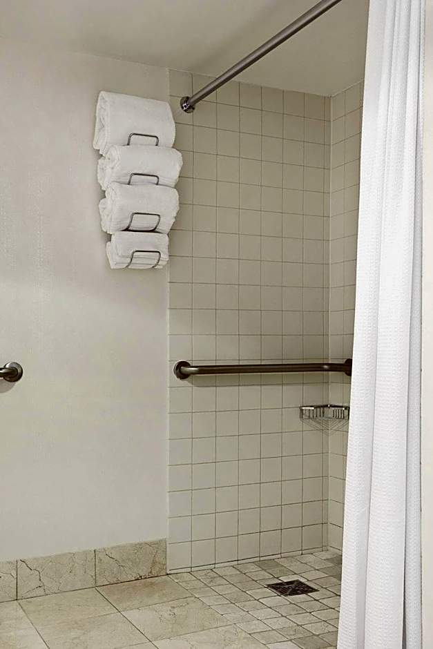 Renaissance by Marriott Newark Airport Hotel