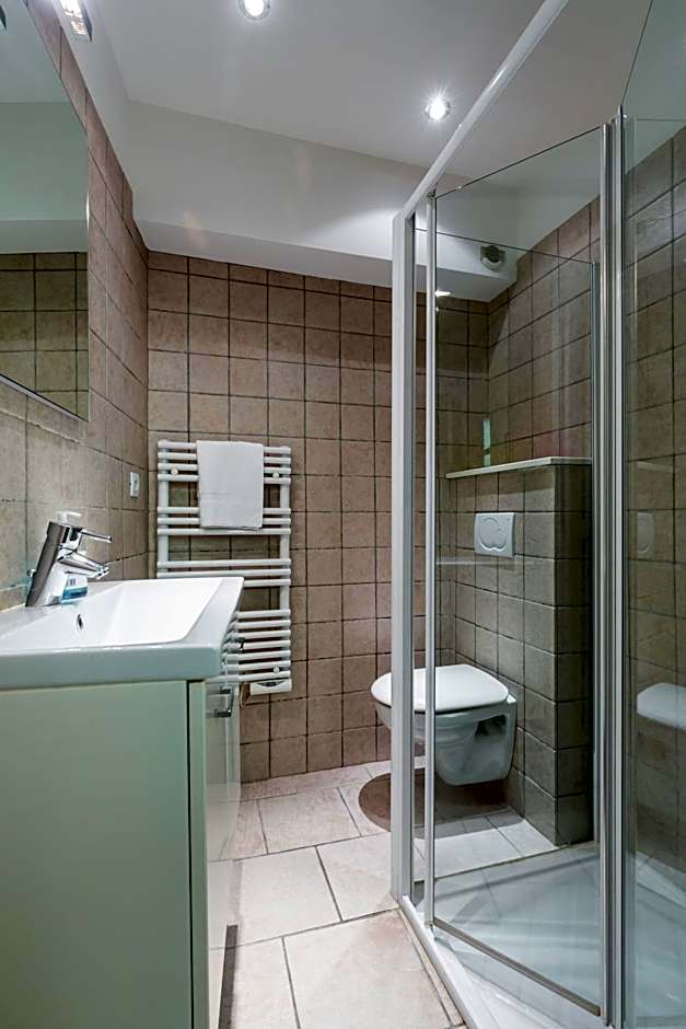 Very charming studio apartment on port in Cannes a short walk to Palais with Aircon and internet 411