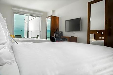 2 Queens-1 Bedroom Suite-Ocean View-Non Smoking