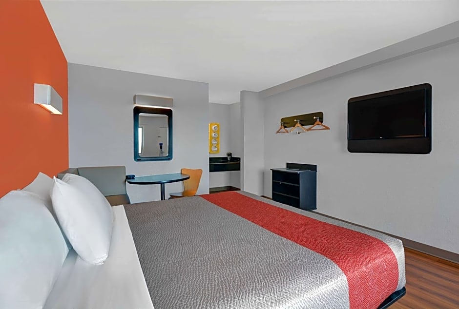 Motel 6 Cutler Bay