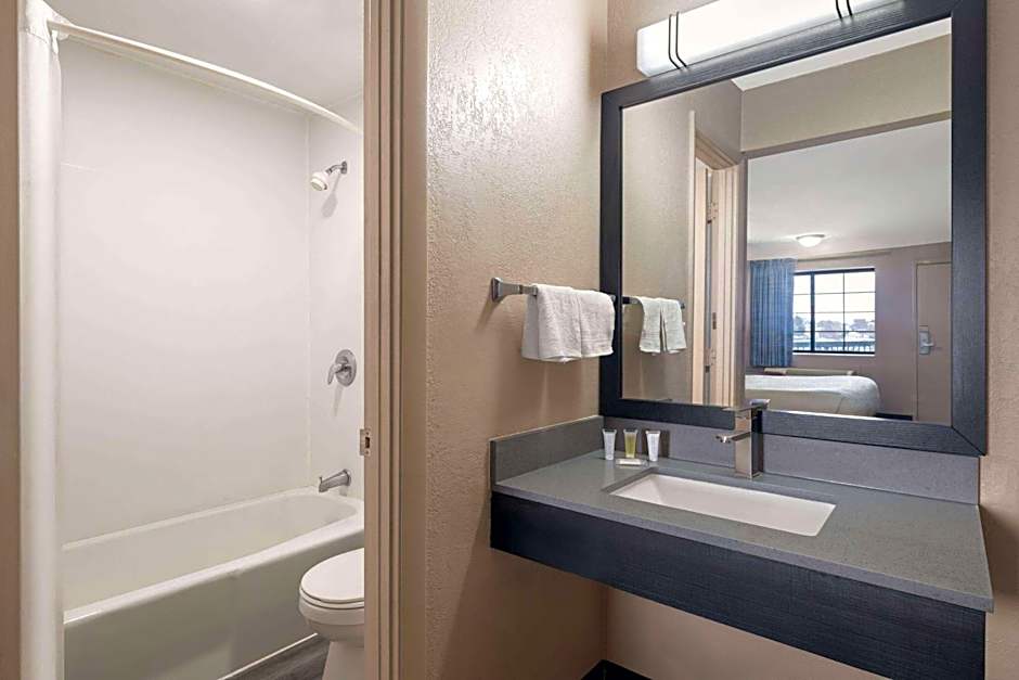 Days Inn & Suites by Wyndham Kokomo