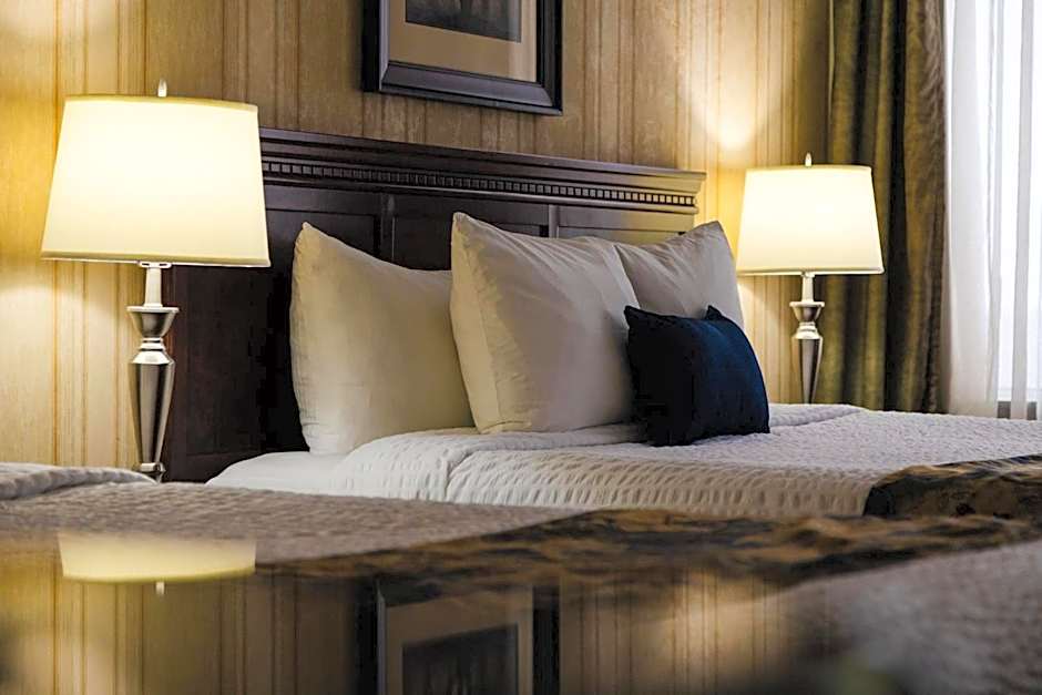 Redwood Inn & Suites