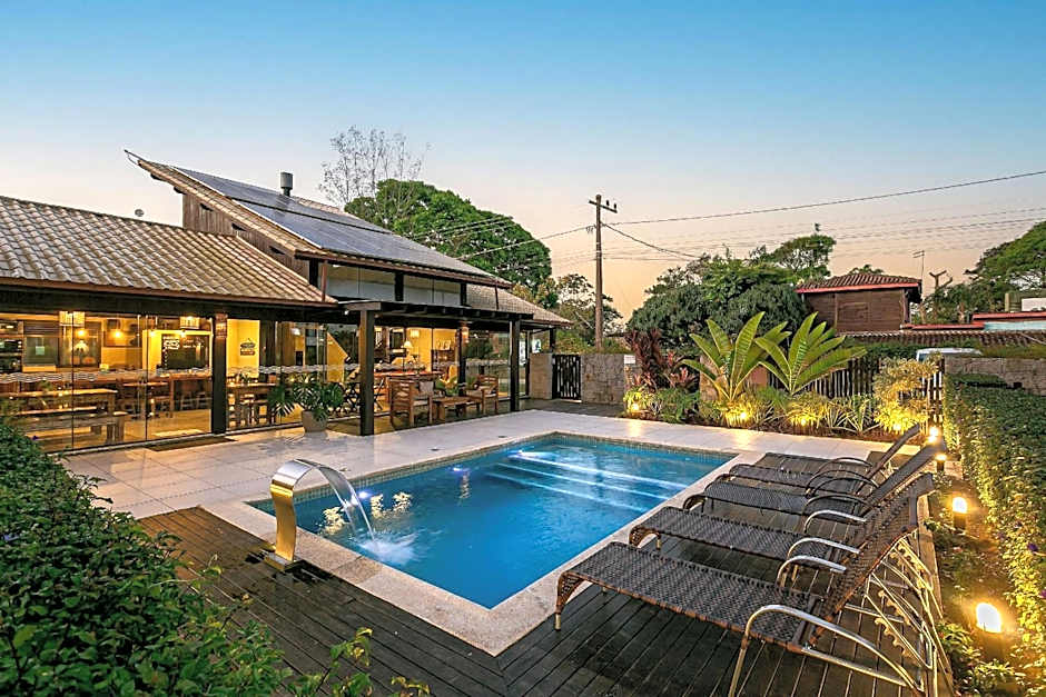 Pousada Rosa 08 - Café da manhã Gourmet, Suítes com Banheira a 150m do Centrinho da Praia do Rosa e Piscina Aquecida