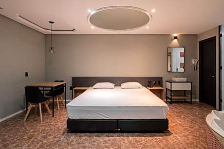 Deluxe Suite with Spa Bath