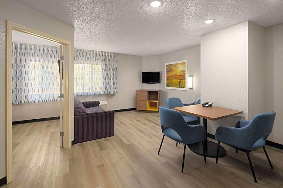 Days Inn & Suites by Wyndham Green Bay WI.