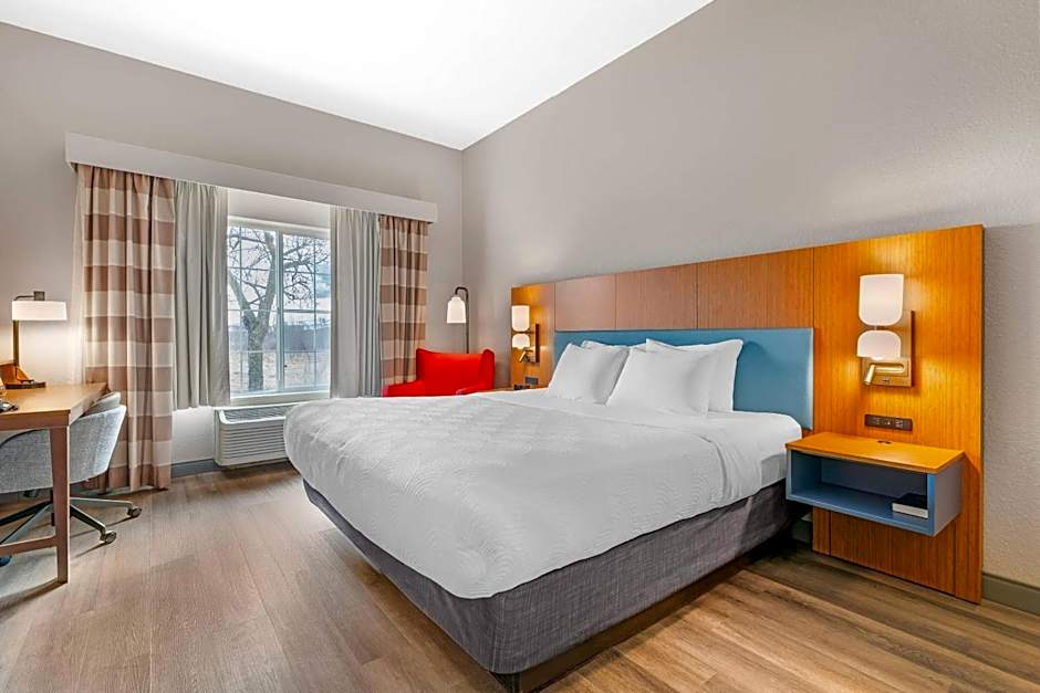 Country Inn & Suites by Radisson, West Bend, WI